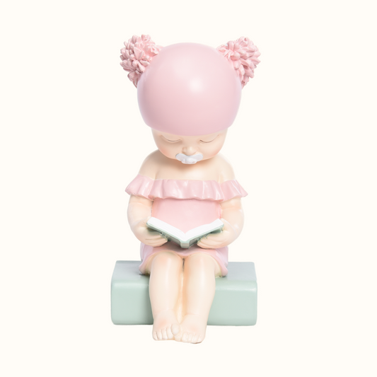 Pinke Baby Statue, Babydekoration mit Buch, moderne Deko, Babyfigur aus Harz